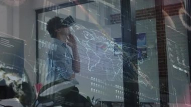 Ofiste video kulaklık kullanan beyaz bir adama karşı veri işleme ile dijital arayüz. bilgisayar arayüzü ve iş konsepti