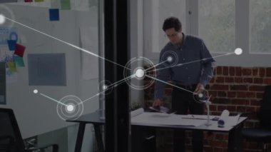 Ofiste dijital tablet kullanan beyaz bir adama karşı kurulan bir ağ. küresel ağ ve iş konsepti