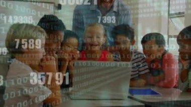 Dizüstü bilgisayar kullanan bir grup erkek öğretmen ve öğrenciye karşı ikili kodlama veri işlemesi