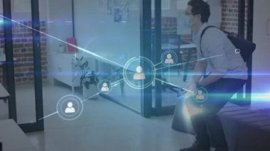 Ofiste dirseklerini birbirine değdirerek birbirini selamlayan çeşitli ofis arkadaşlarına karşı kurulan bir ağ. covid-19 salgını sırasında küresel ağ ve iş dünyası