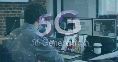Ofiste laptopunda video görüşmesi olan beyaz bir adama karşı 5G metin ve bağlantı ağı. küresel ağ ve iş konsepti