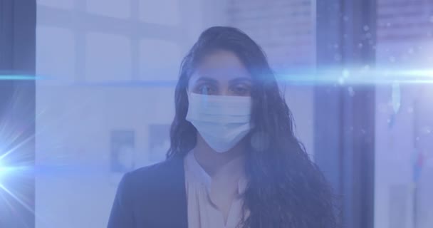 Blauwe Lichtsporen Tegen Portret Van Indiaanse Vrouw Met Gezichtsmasker Kantoor — Stockvideo