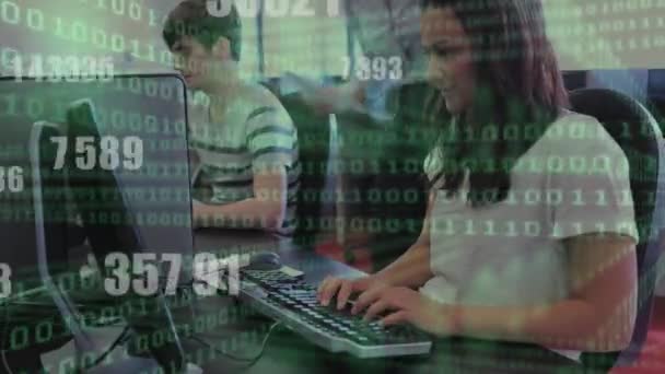 Bináris Kódolás Adatfeldolgozás Számítógépet Használó Egyetemisták Csoportja Ellen Főiskolai Oktatási — Stock videók