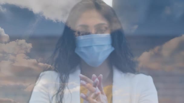 Oblaka Modré Obloze Proti Indiánské Ženě Obličejovou Maskou Používající Dezinfekci — Stock video