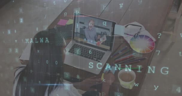 Cybersicherheit Datenverarbeitung Gegen Frau Die Einen Videoanruf Auf Laptop Büro — Stockvideo