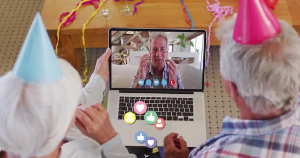 Ikony Mediów Społecznościowych Pływające Przeciwko Parze Seniorów Świętujących Urodziny Wideo — Wideo stockowe