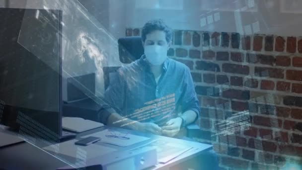 Digitale Interface Tegen Blanke Man Met Gezichtsmasker Zijn Bureau Online — Stockvideo