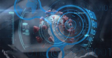 Bilgi, istatistik ve sayılarla dolu makro Covid-19 hücresinin dijital çizimi koruyucu giysiler giyen, tablet kullanan bilim adamının üzerinde yüzüyor. Coronavirus Covid-19 pandemik konsept dijital bileşik