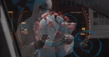 Bilgi, istatistik ve sayılarla dolu makro Covid-19 hücresinin dijital çizimi koruyucu giysiler giyen, tablet kullanan bilim adamının üzerinde yüzüyor. Coronavirus Covid-19 pandemik konsept dijital bileşik