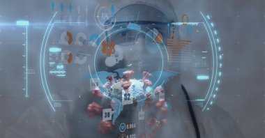 Bilgi, istatistik ve sayılarla dolu makro Covid-19 hücresinin dijital çizimi koruyucu giysiler giyen, tablet kullanan bilim adamının üzerinde yüzüyor. Coronavirus Covid-19 pandemik konsept dijital bileşik