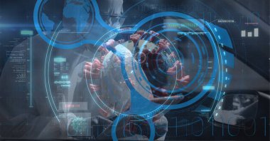 Bilgi, istatistik ve sayılarla dolu makro Covid-19 hücresinin dijital çizimi koruyucu giysiler giyen, tablet kullanan bilim adamının üzerinde yüzüyor. Coronavirus Covid-19 pandemik konsept dijital bileşik