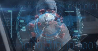 Bilgi, istatistik ve sayılarla dolu makro Covid-19 hücresinin dijital çizimi koruyucu giysiler giyen, tablet kullanan bilim adamının üzerinde yüzüyor. Coronavirus Covid-19 pandemik konsept dijital bileşik