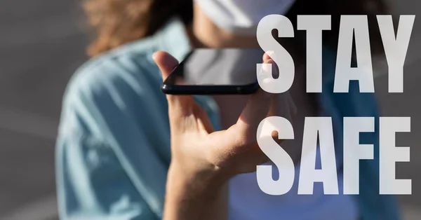 Słowa Bądź Bezpieczny Mieszanym Człowiekiem Rasy Masce Twarzy Pomocą Smartfona — Zdjęcie stockowe