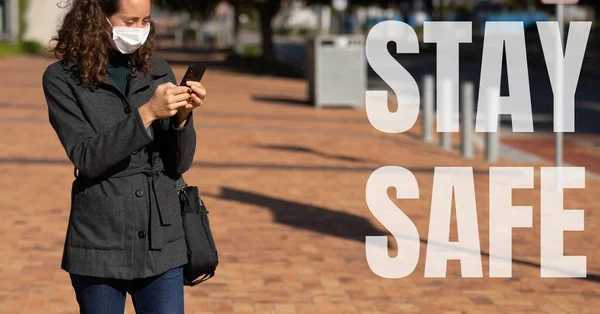 Słowa Bądź Bezpieczny Mieszanym Człowiekiem Rasy Masce Twarzy Pomocą Smartfona — Zdjęcie stockowe