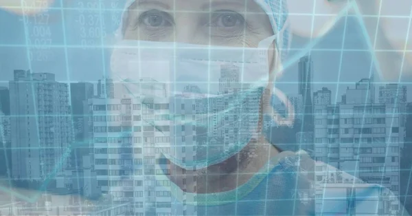 Yüz Maskesi Takan Bir Erkek Doktorun Dijital Çizimi Kameraya Veri — Stok fotoğraf