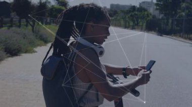 Mobiletinin üzerinde akıllı bir şekilde duran bir kadın üzerindeki bağlantı ağının animasyonu. Dijital arayüz küresel spor ve performans konsepti dijital olarak oluşturulmuş video.