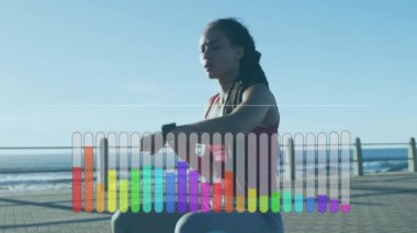 Deniz kenarında gezinen kadın üzerinde renkli bir grafikle yapılan animasyon. Dijital arayüz küresel spor ve performans konsepti dijital olarak oluşturulmuş video.