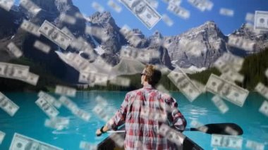 Amerikan dolarlarının gölde kano süren beyaz adamın üzerine düşüşünün animasyonu. dijital arayüz küresel finans ve iş konsepti dijital olarak oluşturulmuş video.