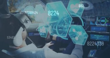 Bilgi animasyonu, otomatik araba kullanan VR kulaklıklı bir adamla görüntülenir. iletişim teknolojisi dijital arayüz kavramı, dijital olarak oluşturulmuş video.