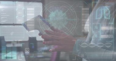 Dijital termometre tutan yüz maskeli kadın öğretmen üzerinde covid 19 hücresi animasyonu. küresel covid 19 salgın, eğitim ve öğrenme konsepti dijital olarak oluşturulmuş video.