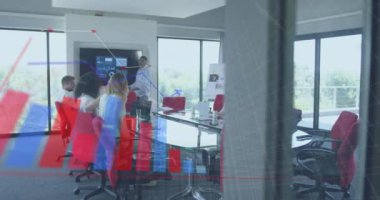 İş arkadaşlarıyla toplantıda veri ve istatistikleri gösteren arayüz animasyonu. küresel iletişim teknolojisi dijital arayüz kavramı, dijital olarak oluşturulmuş video.