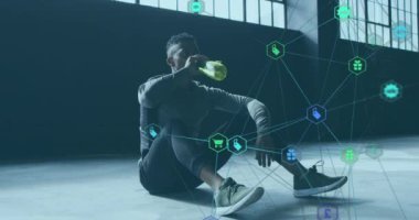 İnsanoğlunun kafasına su dökmesi üzerine teknolojik simgelerle bağlantı ağının animasyonu. Dijital arayüz küresel spor ve performans konsepti dijital olarak oluşturulmuş video.