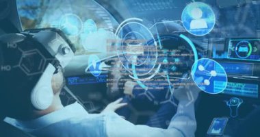 Bilgi animasyonu, otomatik araba kullanan VR kulaklıklı bir adamla görüntülenir. iletişim teknolojisi dijital arayüz kavramı, dijital olarak oluşturulmuş video.