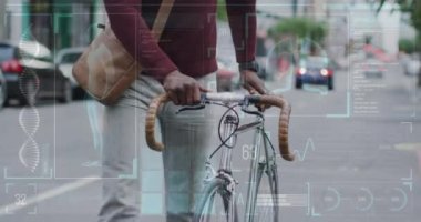 Şehirde bisikletle dolaşan Afrikalı Amerikalı bir adamın tıbbi veri işleme animasyonu. küresel tıp, iletişim ve bağlantı konsepti dijital olarak oluşturulmuş video.