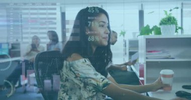 İş kadınıyla veri ve istatistikleri gösteren ve ofiste çalışan arayüzün animasyonu. Küresel iletişim teknolojisi dijital arayüz kavramı, dijital olarak üretilen video. ve