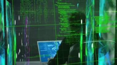 Sunucu odasında dizüstü bilgisayar kullanan maskeli hackerın veri ve bilgilerini gösteren arayüz animasyonu. küresel güvenlik dijital arayüz kavramı, dijital olarak oluşturulmuş video.