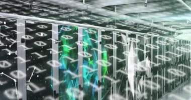 Bilgisayar sunucularıyla teknoloji odasında ikili kodlama animasyonu. küresel teknoloji veri işleme kavramı dijital olarak oluşturulmuş video.