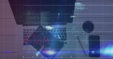 Masadaki dizüstü bilgisayar ve tablet üzerinden finansal veri işleme animasyonu. dijital arayüz, küresel finans ve iş konsepti dijital olarak oluşturulmuş video.