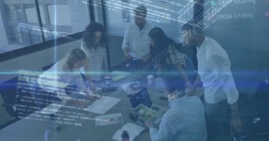 Ofiste beyin fırtınası yapan iş arkadaşlarıyla grafik ve verilerle arayüzün animasyonu. iletişim teknolojisi dijital arayüz kavramı, dijital olarak oluşturulmuş video.