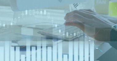 Bilgisayar klavyesine ve karton kutulara yazı yazan adamın finansal veri işleme animasyonu. Dijital olarak oluşturulan küresel gönderim ve dağıtım konsepti.