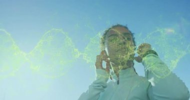 Egzersiz sırasında kulaklık takan bir kadının üzerinde dönen DNA çizelgesi. Dijital arayüz küresel spor ve performans konsepti dijital olarak oluşturulmuş video.