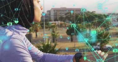 Akıllı seğirme kullanarak tesettürlü kadınla bağlantılı medya simgelerinin animasyonu. küresel iletişim dijital arayüz kavramı, dijital olarak oluşturulmuş video.