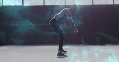 Spor salonunda esneyen, egzersiz yapan insanlar üzerindeki bağlantı ağlarının animasyonu. Dijital arayüz küresel spor ve performans konsepti dijital olarak oluşturulmuş video.