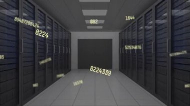 Bilgisayar sunucularıyla teknoloji odasında değişen sarı numaraların animasyonu. küresel teknoloji veri işleme kavramı dijital olarak oluşturulmuş video.