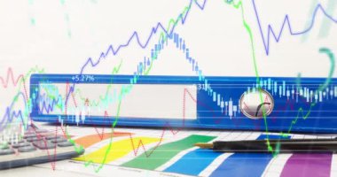 Masanın üzerinde mavi dosyayla finansal veri işleme animasyonu. küresel finans ve iş konsepti dijital olarak oluşturulmuş video.