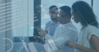 Ofiste çalışan iş arkadaşlarıyla veri ve istatistikleri gösteren arayüz animasyonu. küresel iletişim teknolojisi dijital arayüz kavramı, dijital olarak oluşturulmuş video.