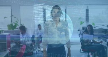 Ofiste duran iş kadınlarının veri ve istatistiklerini gösteren arayüz animasyonu. 