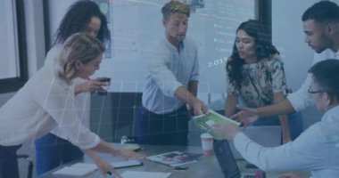 Ofiste beyin fırtınası yapan iş arkadaşlarıyla grafik ve verilerle arayüzün animasyonu. iletişim teknolojisi dijital arayüz kavramı, dijital olarak oluşturulmuş video.