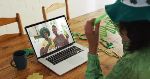 在笔记本电脑视频中的高加索女人打电话来和朋友们一起庆祝圣帕特里克节 隔离检疫期间单独呆在家里 — 图库视频影像