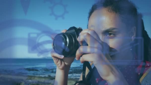 Animación Iconos Tecnológicos Sobre Mujer Tomando Fotos Junto Mar Interfaz — Vídeos de Stock