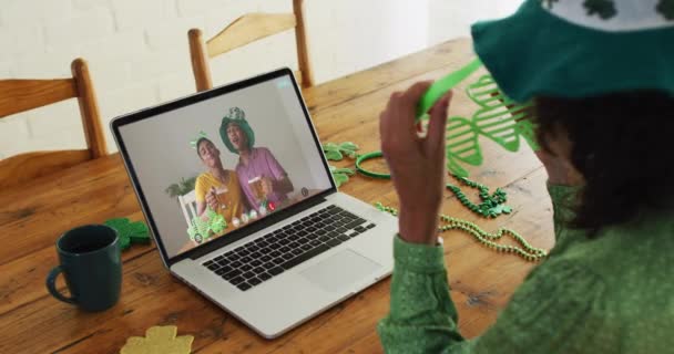 Femme Blanche Sur Ordinateur Portable Appel Vidéo Célébrant Journée Patrick — Video