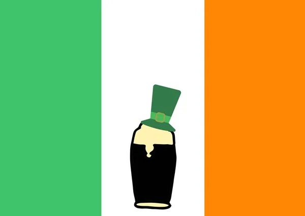 Verre Bière Avec Chapeau Vert Sur Fond Drapeau Irlandais Saint — Photo