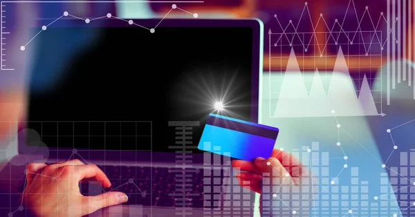 Ekonomisk Databehandling Över Kvinna Som Innehar Kreditkort Och Använder Bärbar — Stockfoto