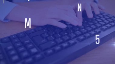 Bilgisayar kullanarak kadın üzerinde değişen sayıların ve harflerin animasyonu. teknoloji eğitimi ve öğrenme kavramı dijital olarak oluşturulmuş video.