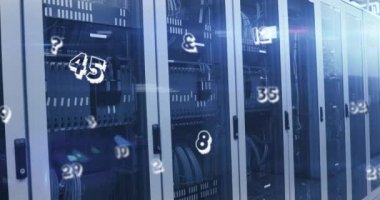 Bilgisayar sunucularıyla teknoloji odasında değişen numaraların animasyonu. küresel teknoloji veri işleme kavramı dijital olarak oluşturulmuş video.