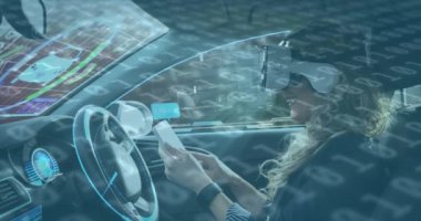 VR kulaklıklı bir kadının otomatik sürüş arabasında akıllı telefon kullanarak bilgi animasyonu. iletişim teknolojisi dijital arayüz kavramı, dijital olarak oluşturulmuş video.
